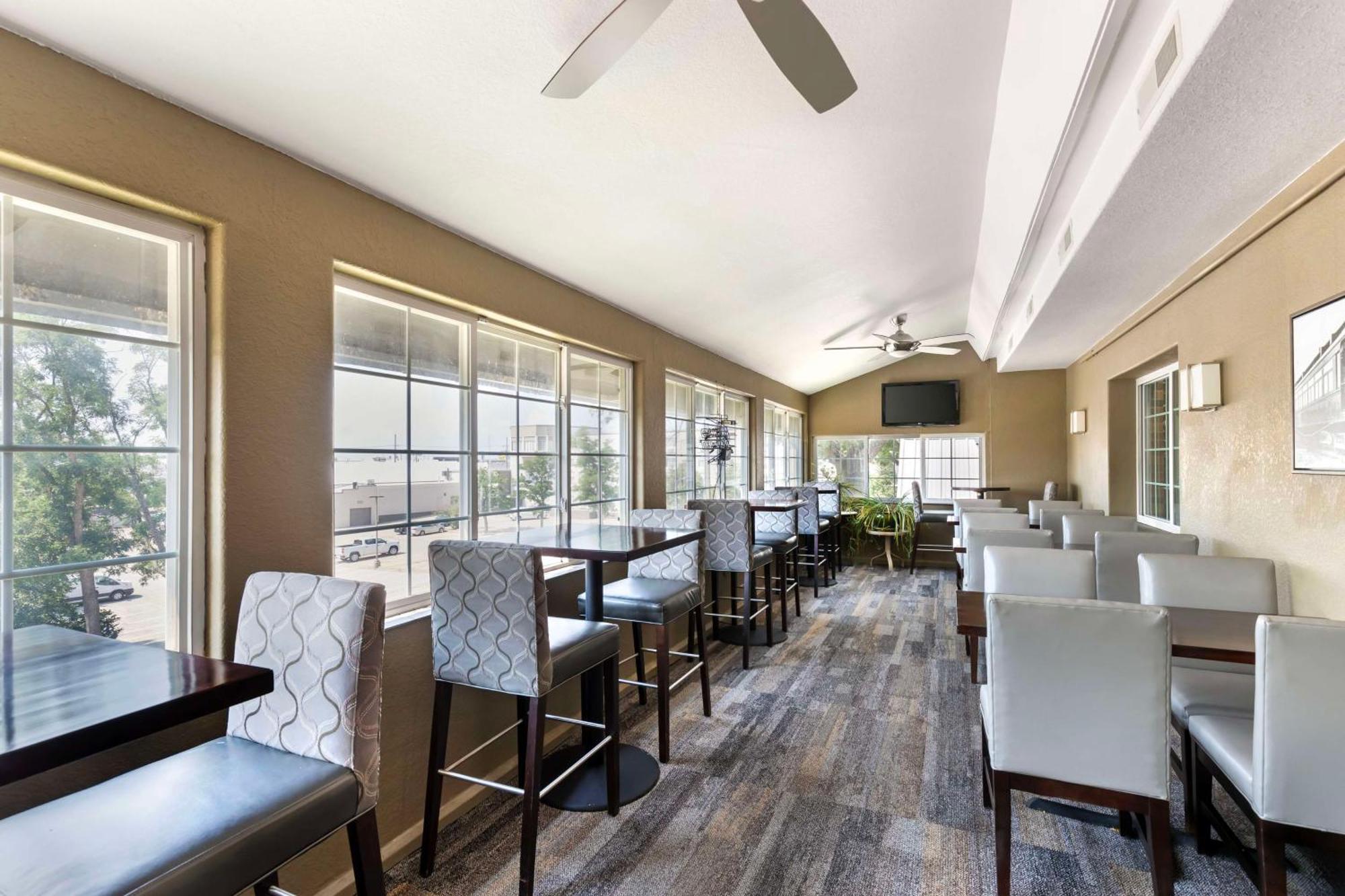 Best Western Plus Longbranch Hotel & Convention Center Cedar Rapids Exterior foto