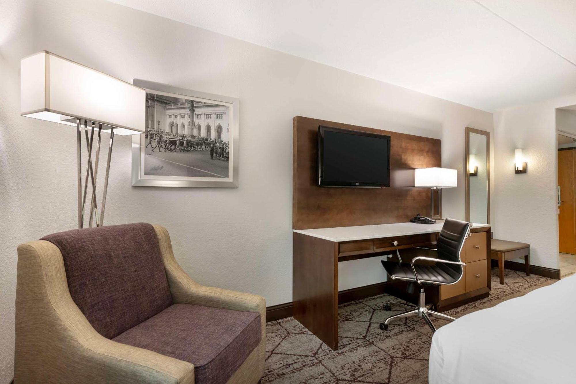 Best Western Plus Longbranch Hotel & Convention Center Cedar Rapids Exterior foto